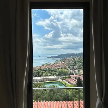 Miramare Apartments&suites Ла-Спеція