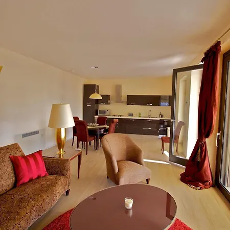 Miramare Apartments&suites Апарт-готель Ла-Спеція
